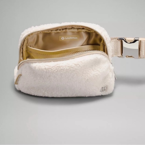 🤍 Ivory / Trench Everywhere Fleece Belt Bag 🤍 - Picture 4 of 14